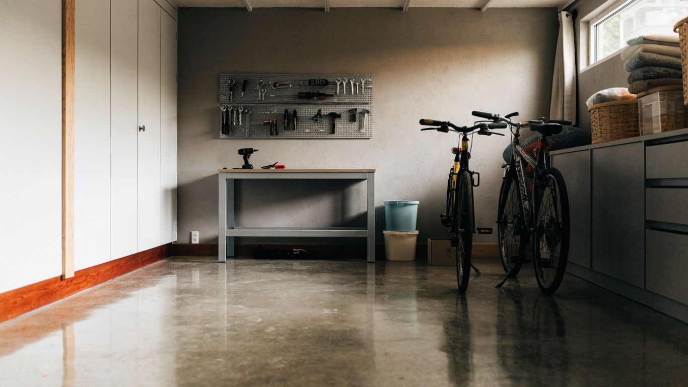 Montreal garage with organized storage and workbench